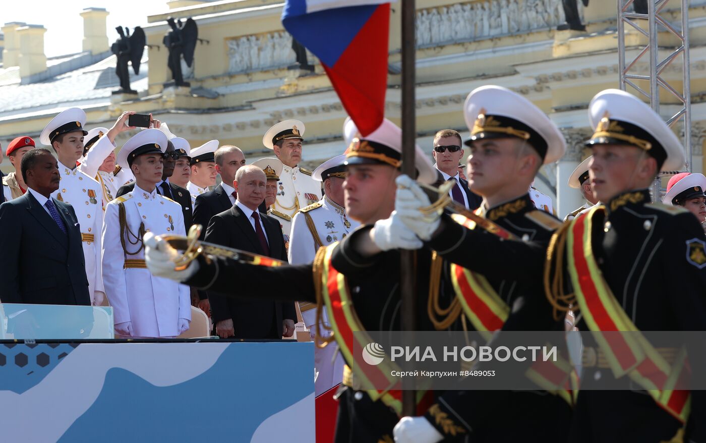 Президент РФ В. Путин принял Главный военно-морской парад