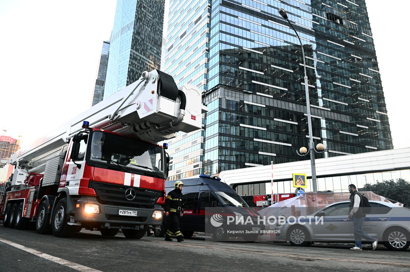 В одну из башен "Москва-Сити" попал беспилотник