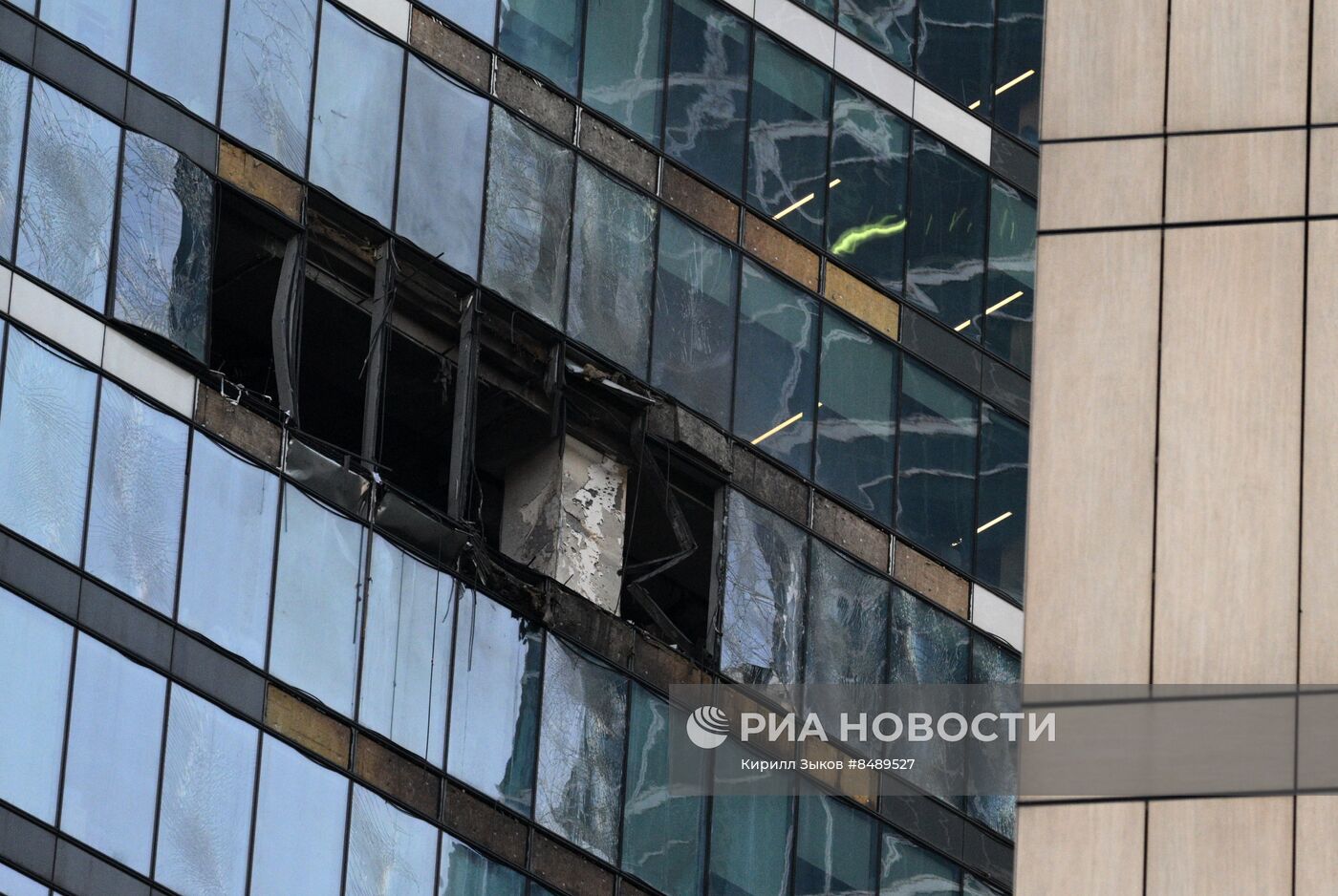 В одну из башен "Москва-Сити" попал беспилотник
