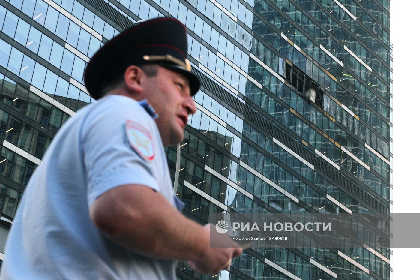 В одну из башен "Москва-Сити" попал беспилотник