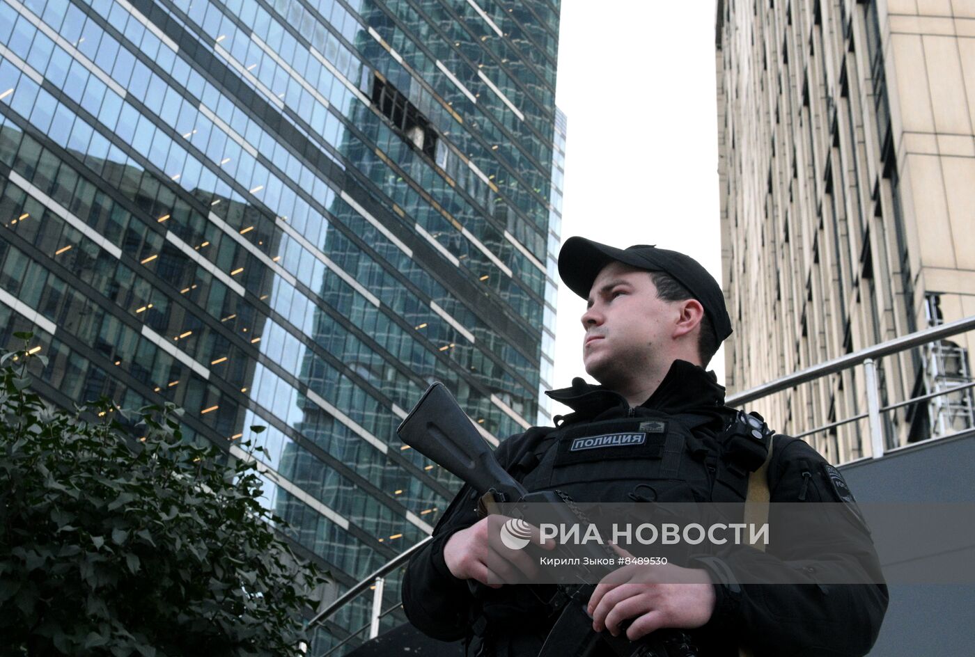 В одну из башен "Москва-Сити" попал беспилотник
