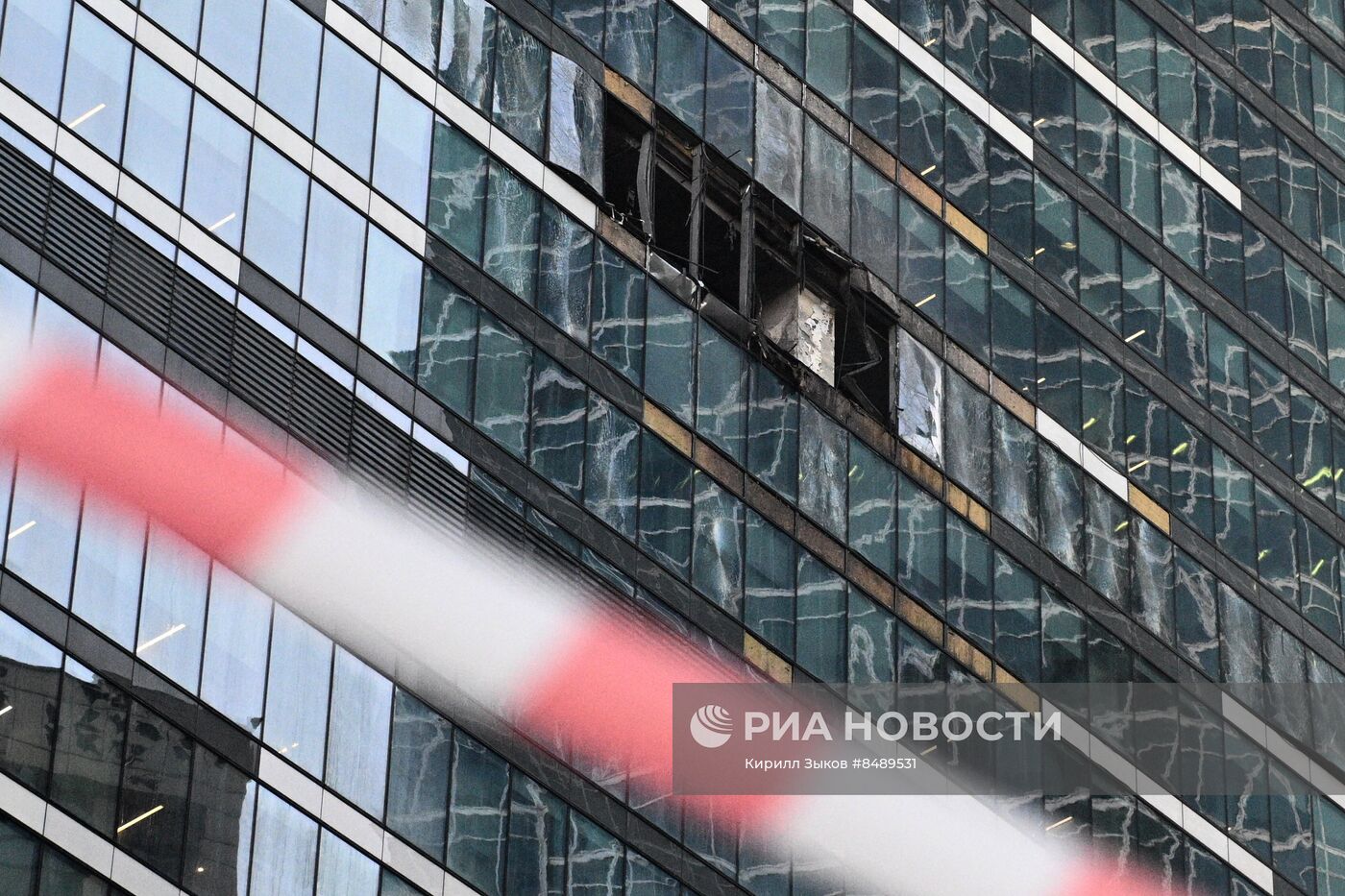 В одну из башен "Москва-Сити" попал беспилотник