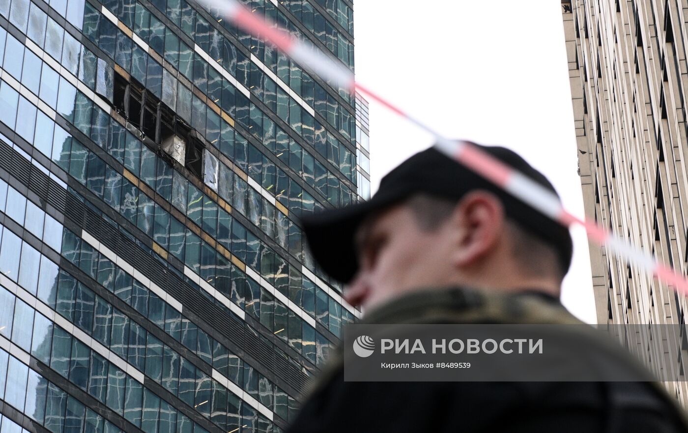 В одну из башен "Москва-Сити" попал беспилотник