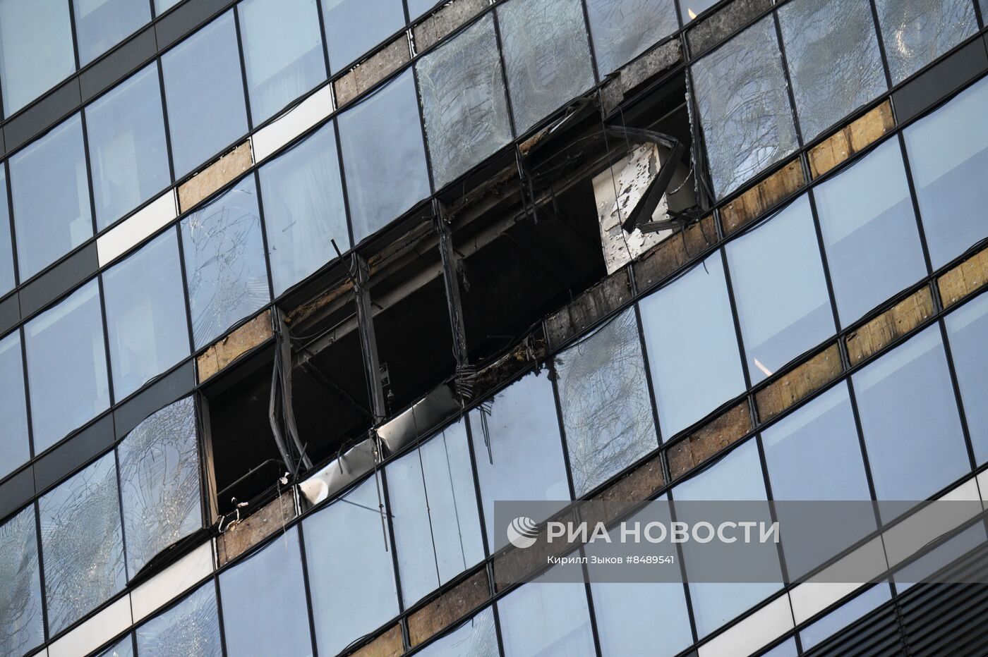 В одну из башен "Москва-Сити" попал беспилотник