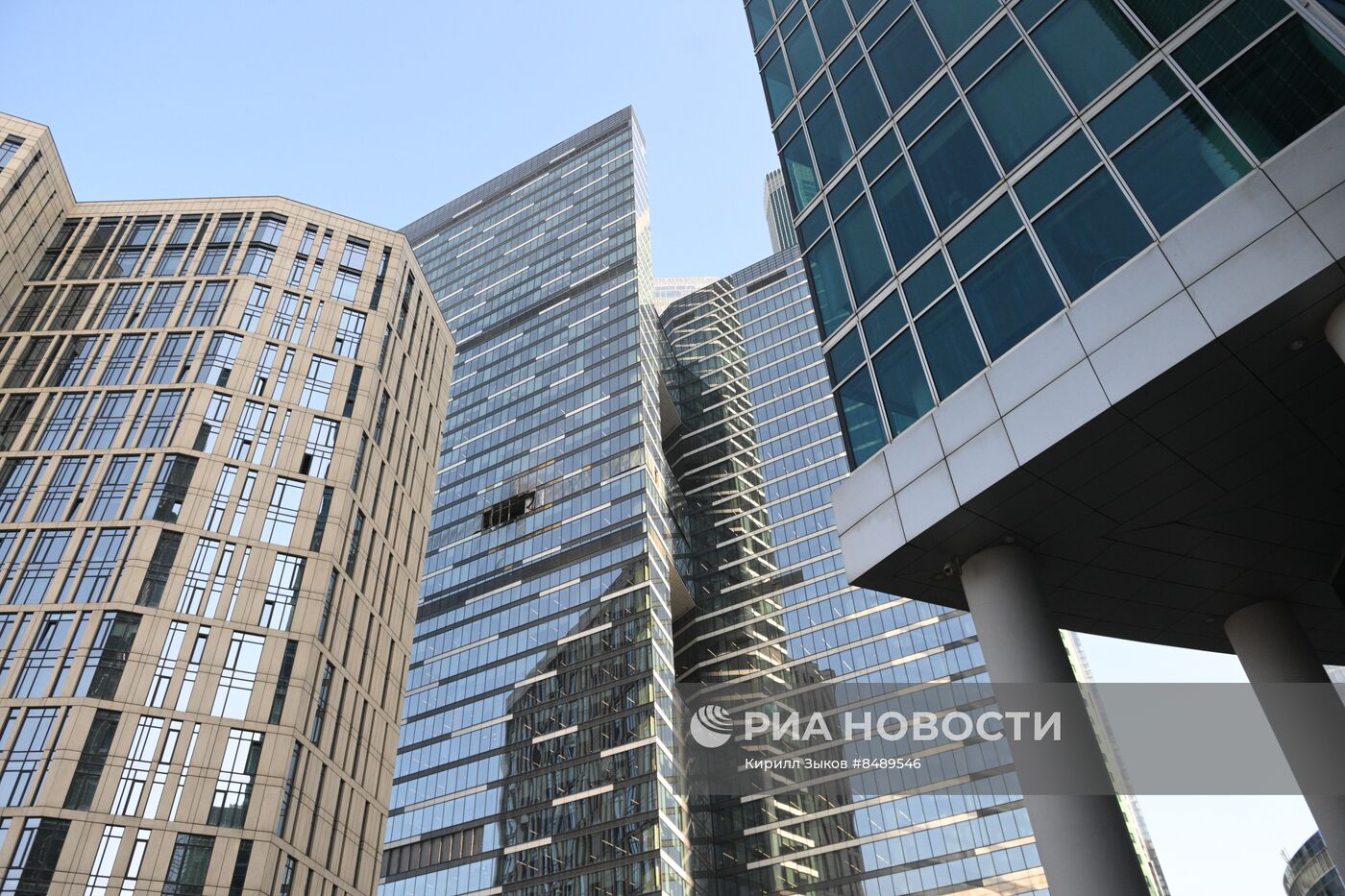 В одну из башен "Москва-Сити" попал беспилотник