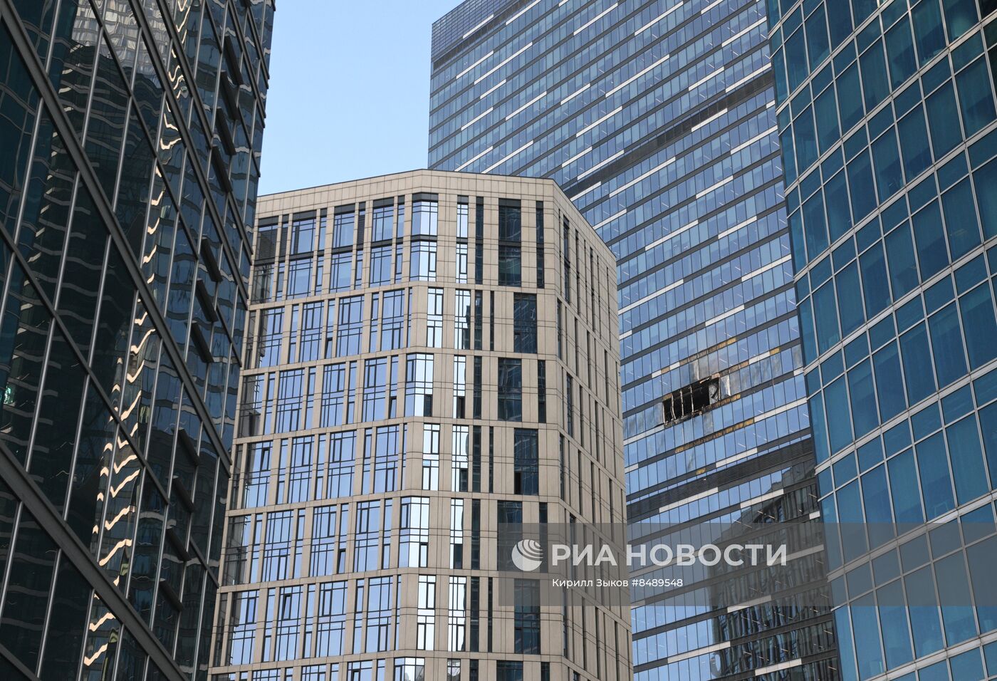 В одну из башен "Москва-Сити" попал беспилотник