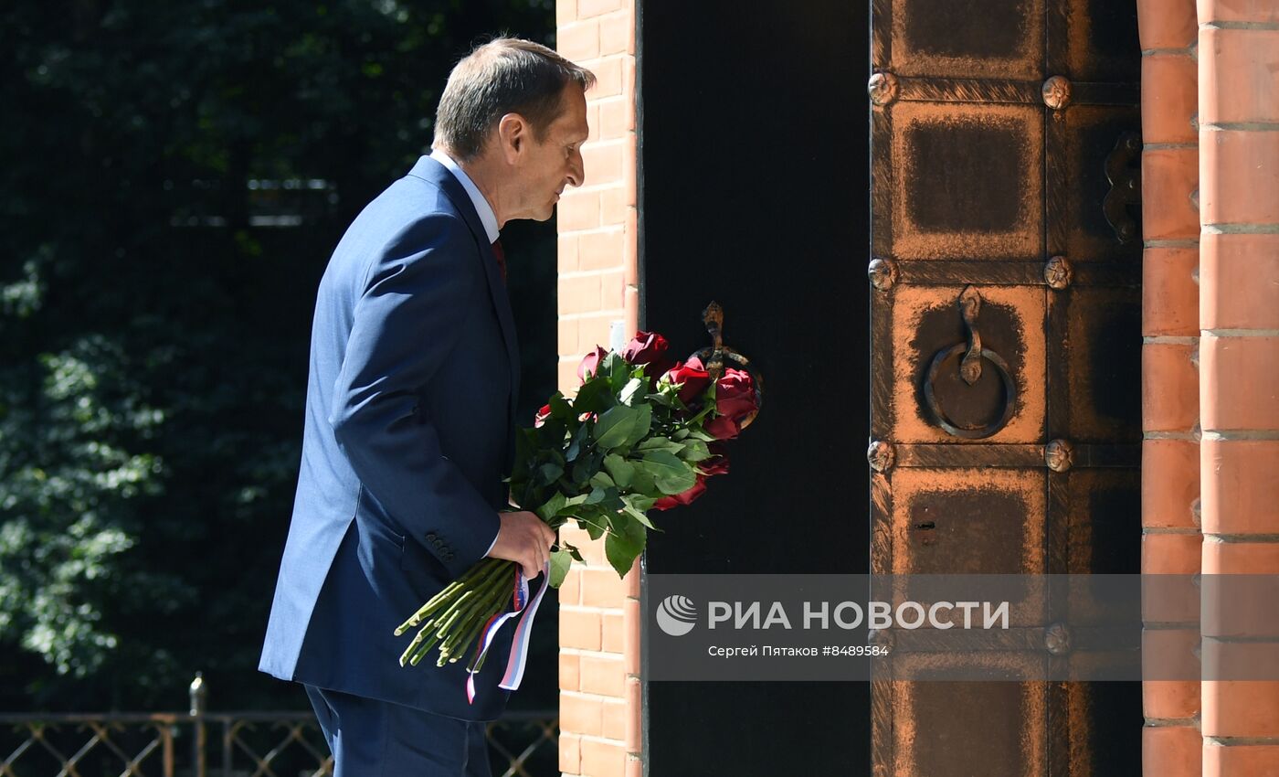 Возложение цветов к обелиску "Павшим в Мировой войне 1914-1918 годов" в Москве
