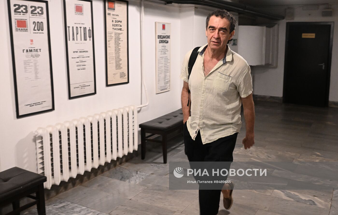 Сбор труппы в театре на Таганке