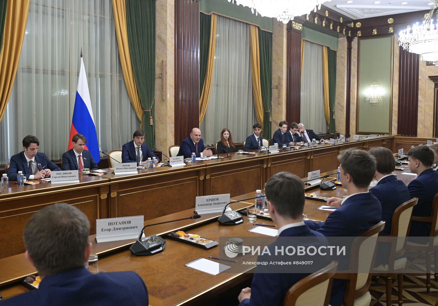 Премьер-министр РФ М. Мишустин встретился с победителями международных олимпиад по естественным и точным наукам
