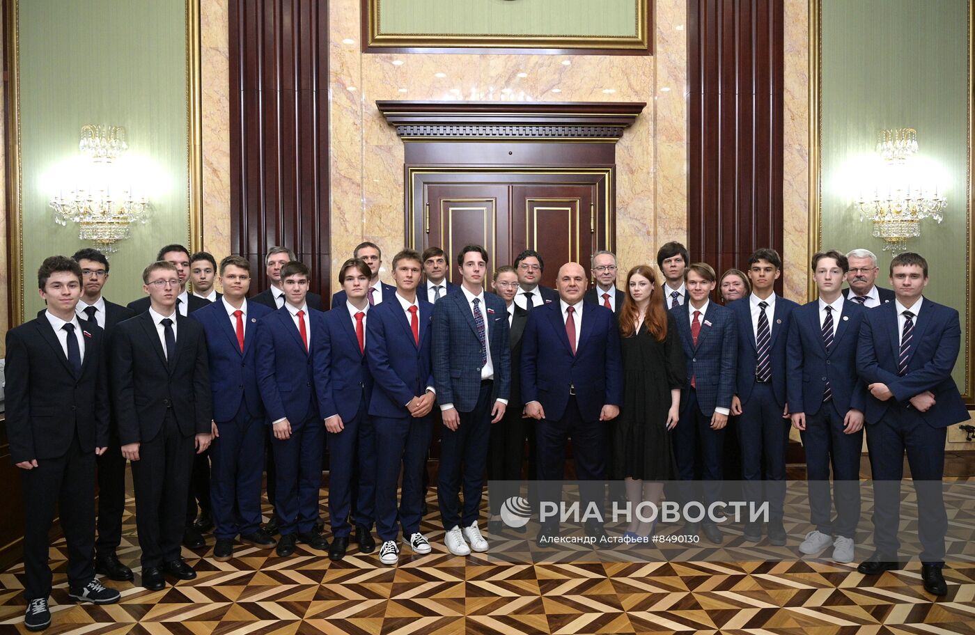 Премьер-министр РФ М. Мишустин встретился с победителями международных олимпиад по естественным и точным наукам