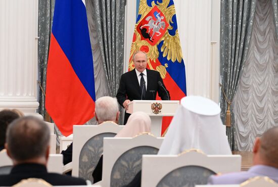Президент РФ В. Путин принял участие в церемонии вручения государственных наград