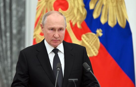 Президент РФ В. Путин принял участие в церемонии вручения государственных наград
