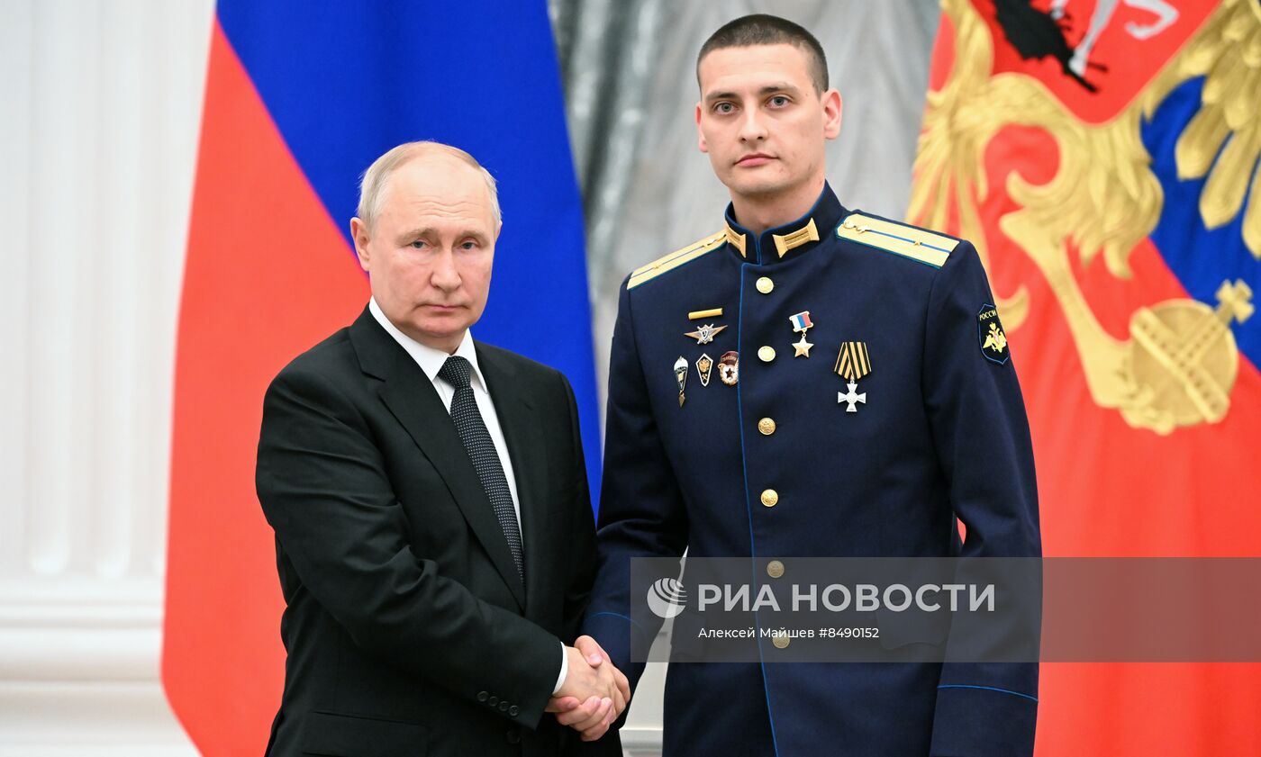 Президент РФ В. Путин принял участие в церемонии вручения государственных наград