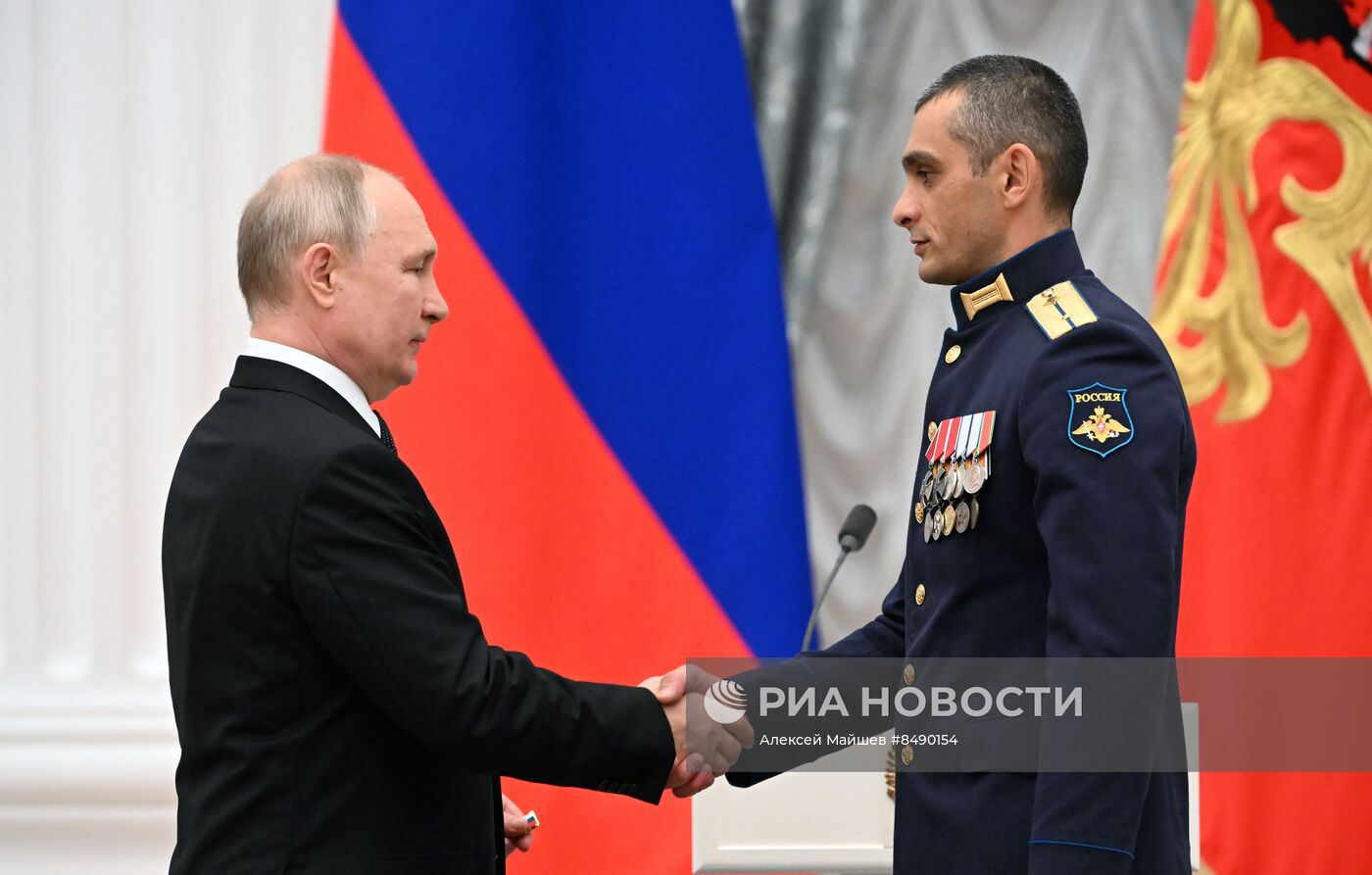 Президент РФ В. Путин принял участие в церемонии вручения государственных наград