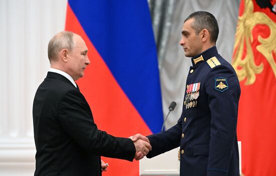 Президент РФ В. Путин принял участие в церемонии вручения государственных наград