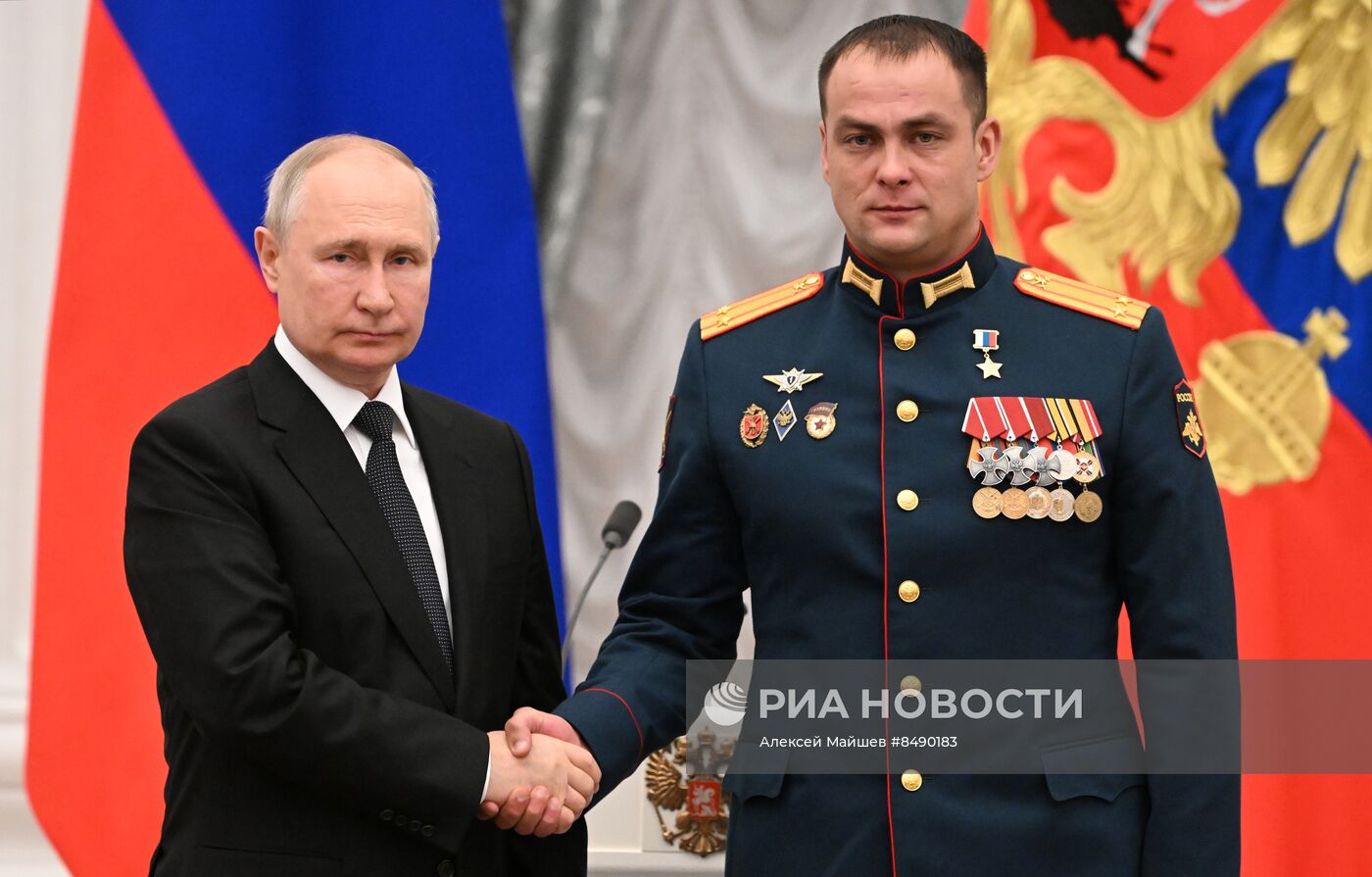 Президент РФ В. Путин принял участие в церемонии вручения государственных наград