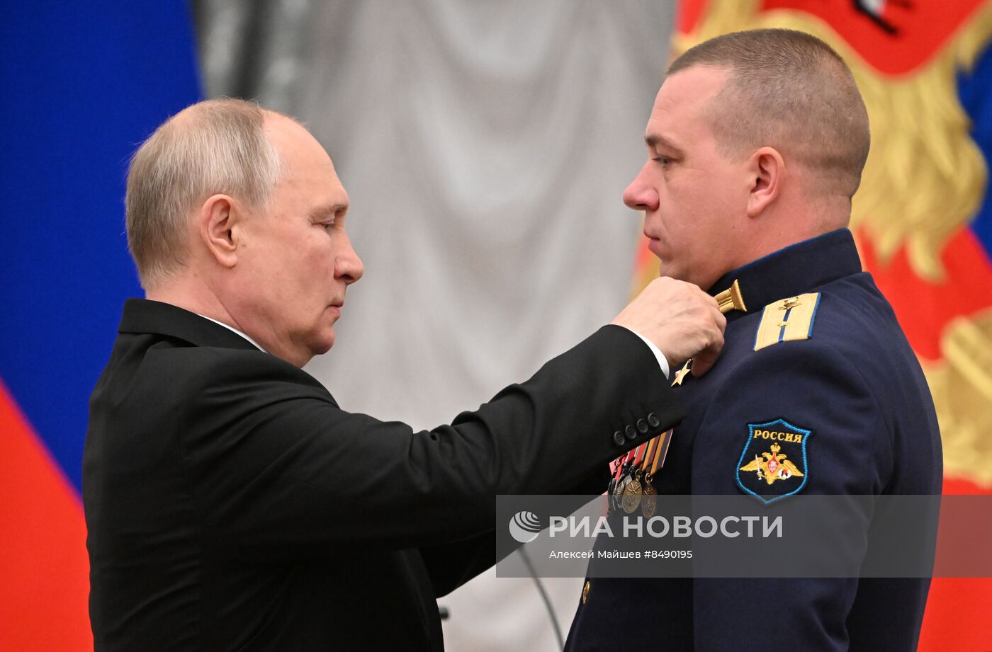 Президент РФ В. Путин принял участие в церемонии вручения государственных наград