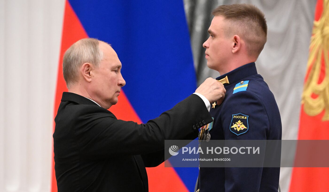 Президент РФ В. Путин принял участие в церемонии вручения государственных наград