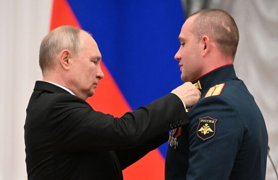 Президент РФ В. Путин принял участие в церемонии вручения государственных наград