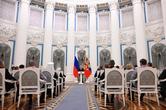 Президент РФ В. Путин принял участие в церемонии вручения государственных наград