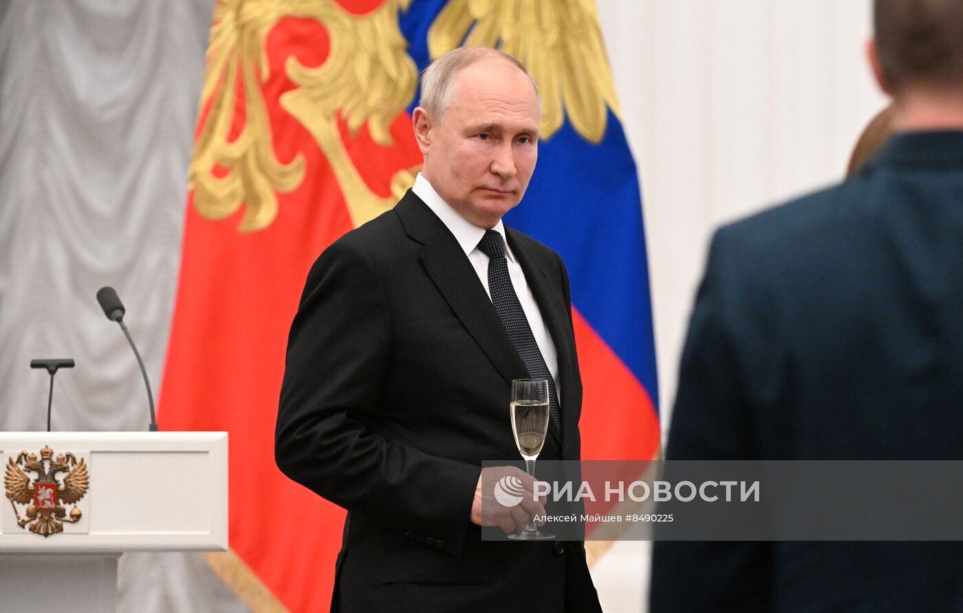 Президент РФ В. Путин принял участие в церемонии вручения государственных наград