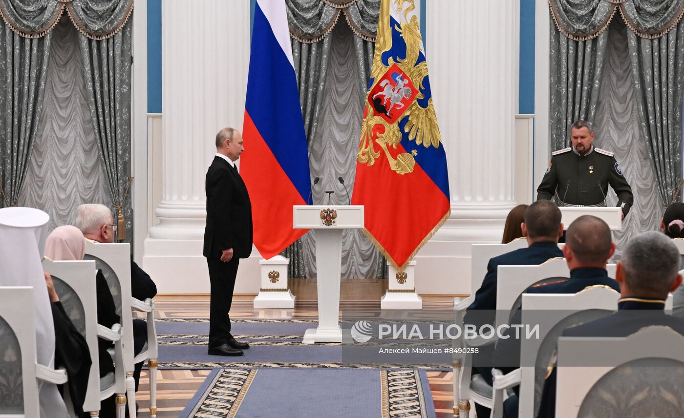 Президент РФ В. Путин принял участие в церемонии вручения государственных наград