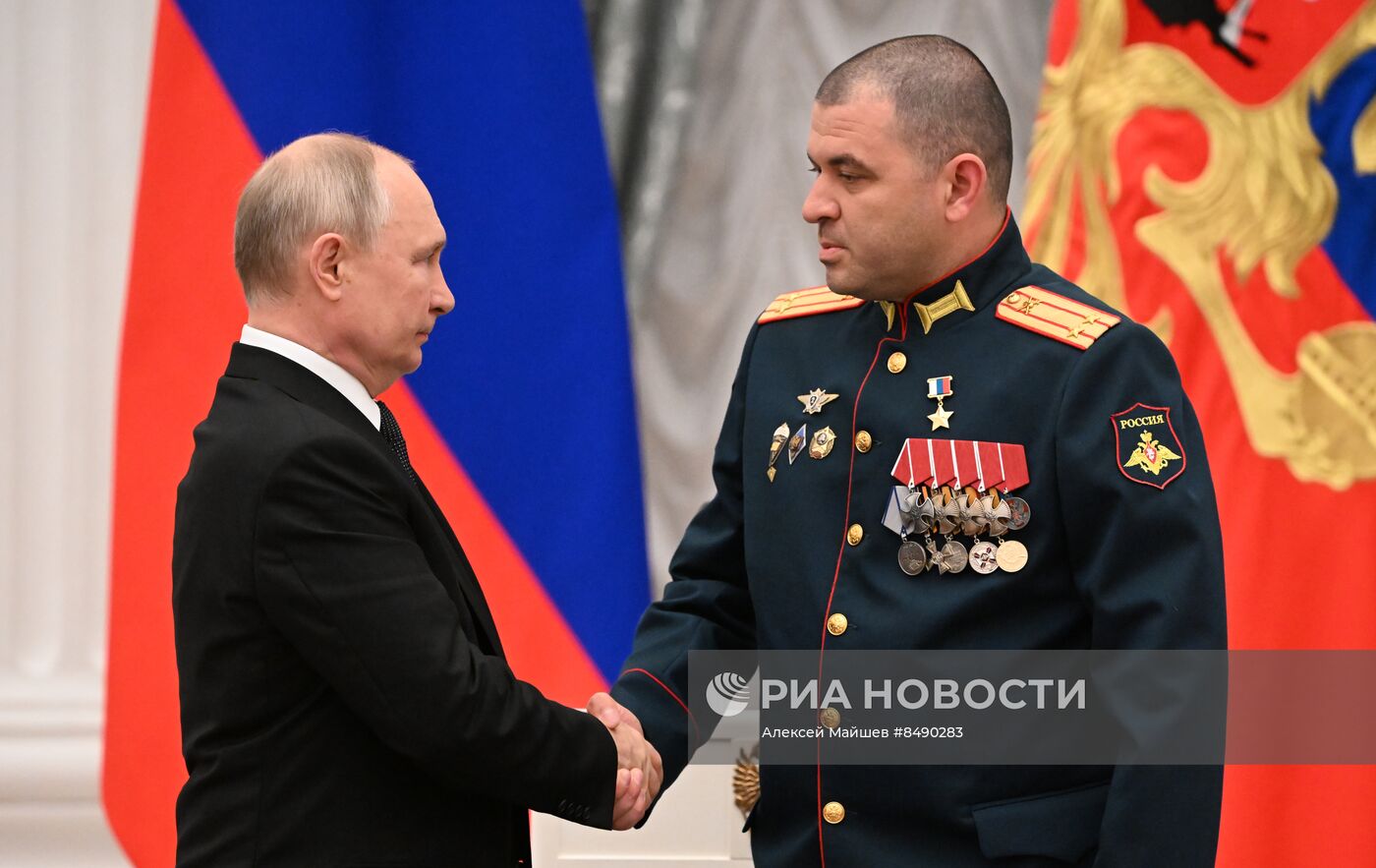 Президент РФ В. Путин принял участие в церемонии вручения государственных наград