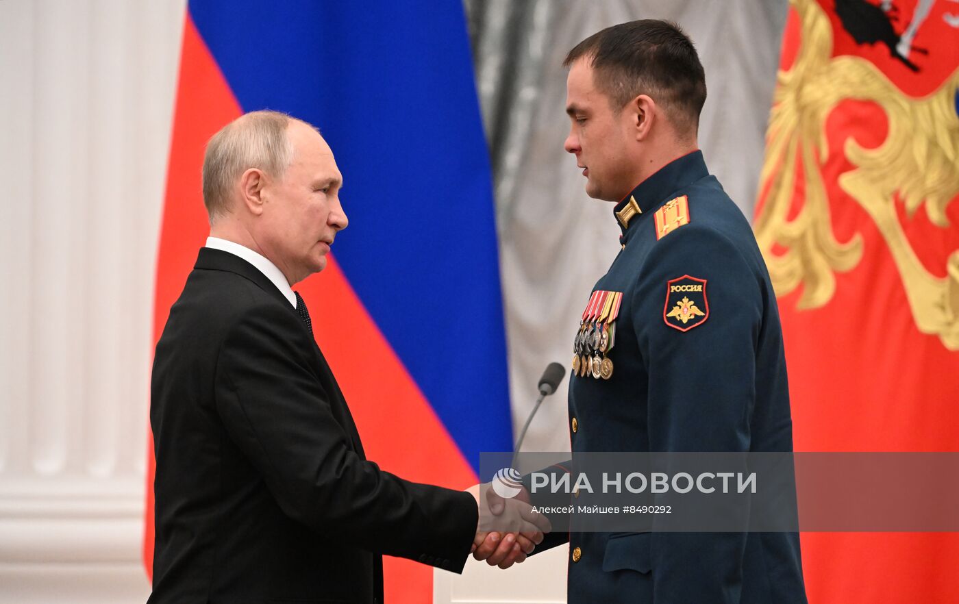 Президент РФ В. Путин принял участие в церемонии вручения государственных наград