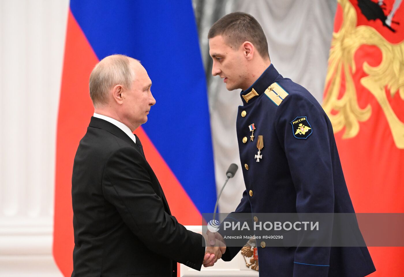 Президент РФ В. Путин принял участие в церемонии вручения государственных наград