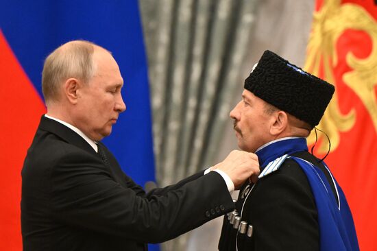 Президент РФ В. Путин принял участие в церемонии вручения государственных наград