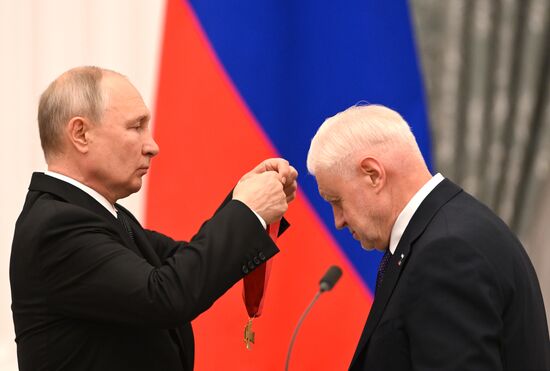 Президент РФ В. Путин принял участие в церемонии вручения государственных наград