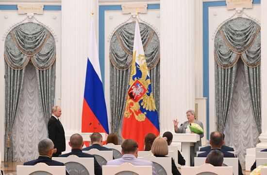 Президент РФ В. Путин принял участие в церемонии вручения государственных наград