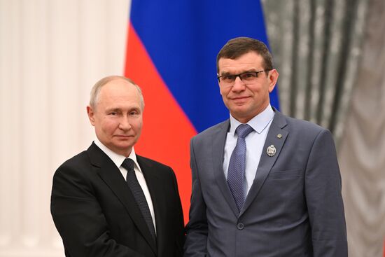 Президент РФ В. Путин принял участие в церемонии вручения государственных наград