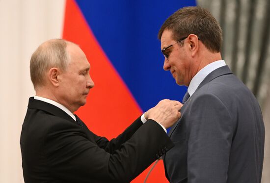 Президент РФ В. Путин принял участие в церемонии вручения государственных наград