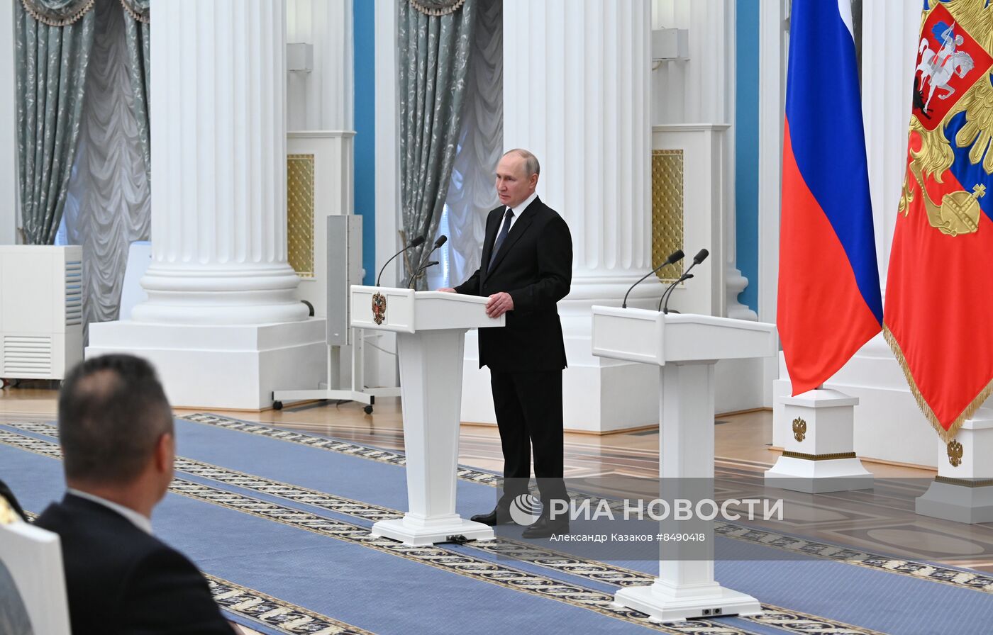 Президент РФ В. Путин принял участие в церемонии вручения государственных наград