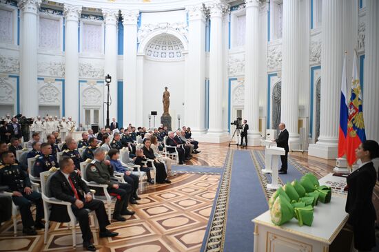 Президент РФ В. Путин принял участие в церемонии вручения государственных наград