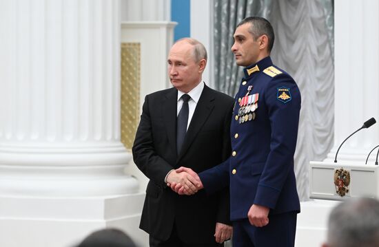 Президент РФ В. Путин принял участие в церемонии вручения государственных наград