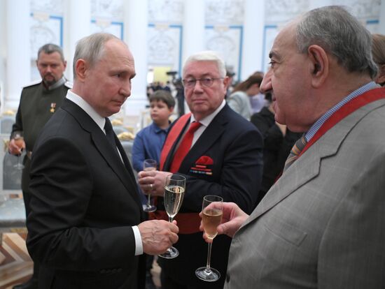 Президент РФ В. Путин принял участие в церемонии вручения государственных наград