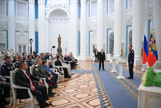 Президент РФ В. Путин принял участие в церемонии вручения государственных наград