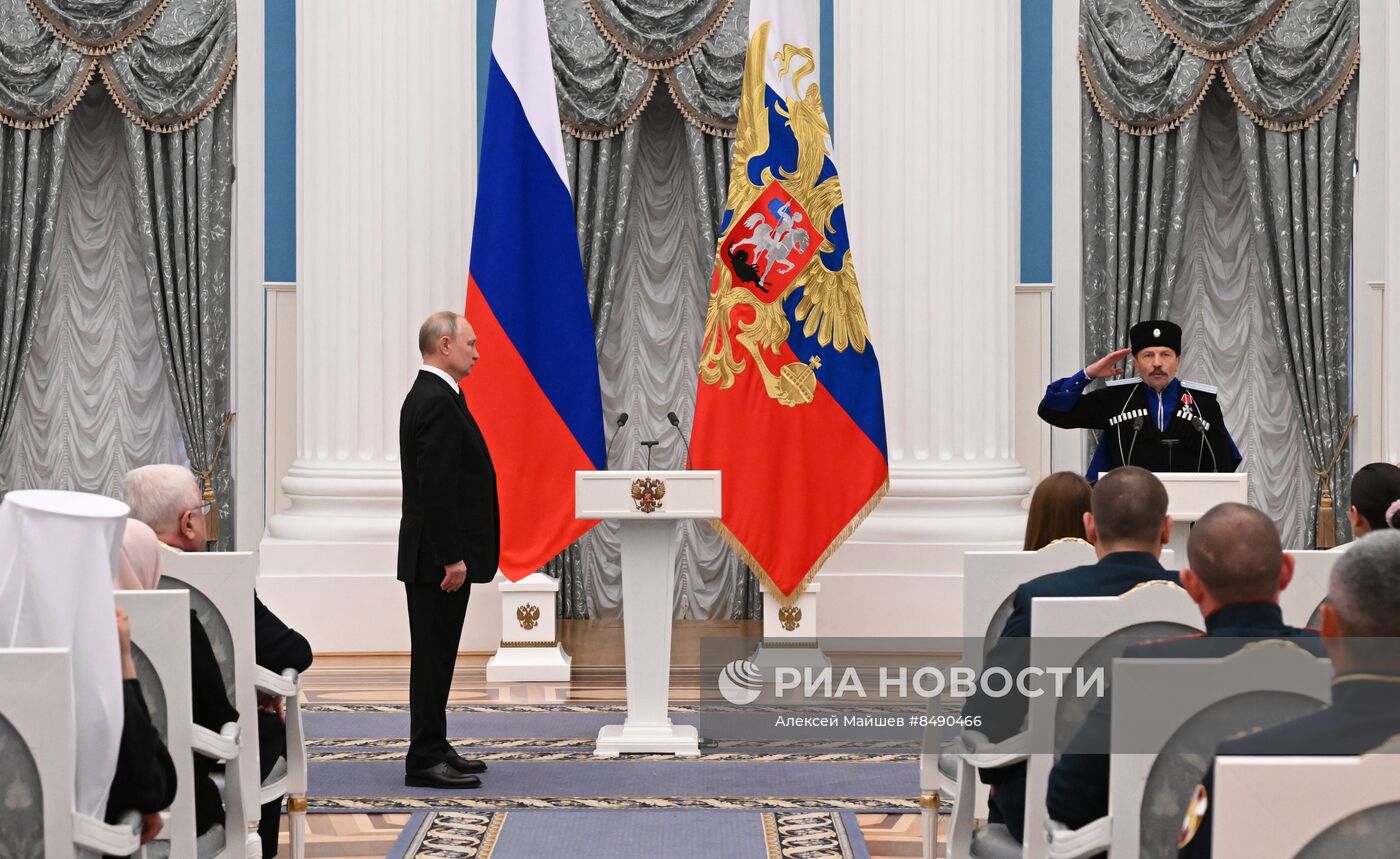 Президент РФ В. Путин принял участие в церемонии вручения государственных наград