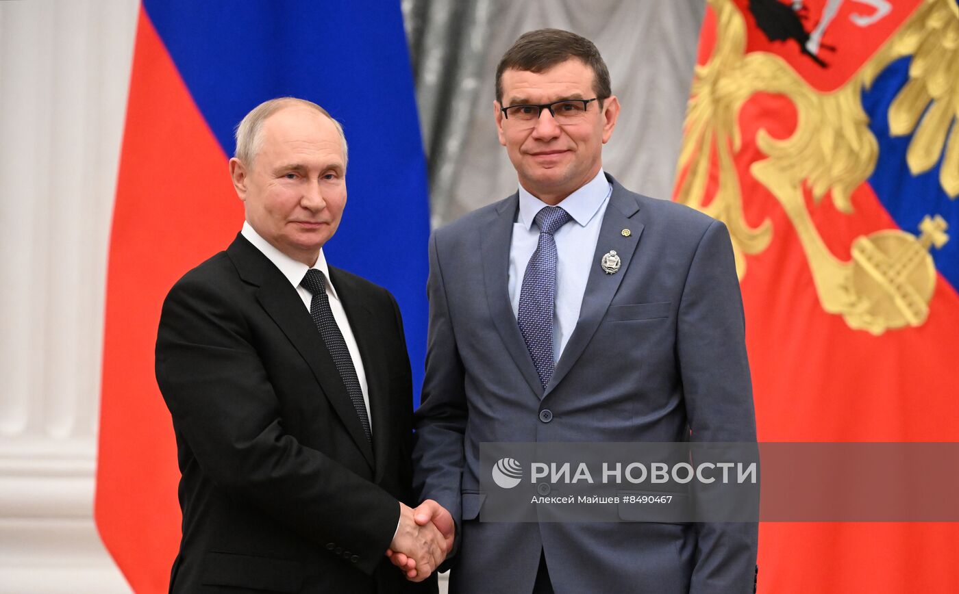 Президент РФ В. Путин принял участие в церемонии вручения государственных наград