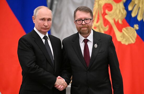 Президент РФ В. Путин принял участие в церемонии вручения государственных наград