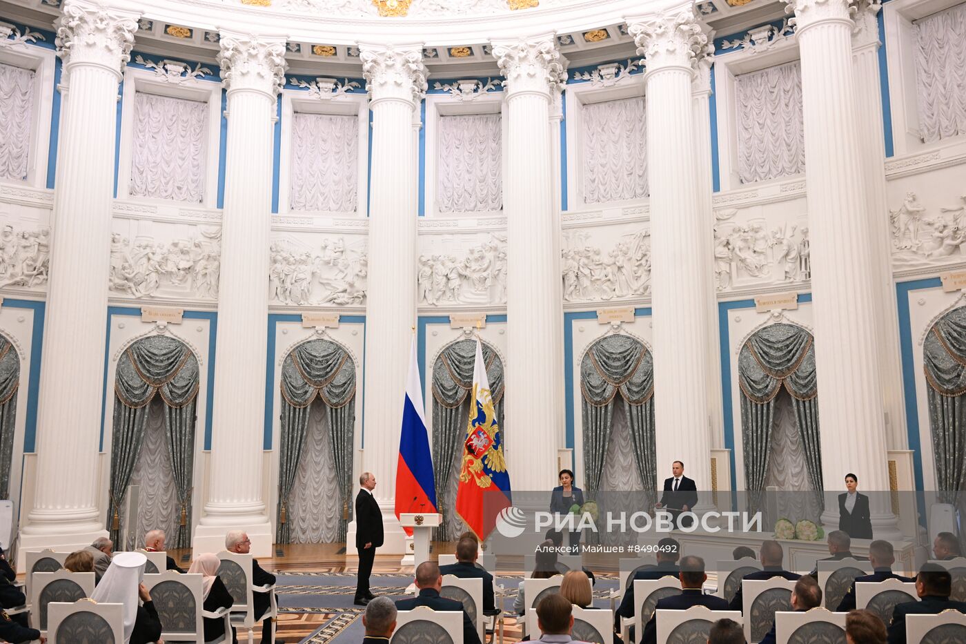 Президент РФ В. Путин принял участие в церемонии вручения государственных наград