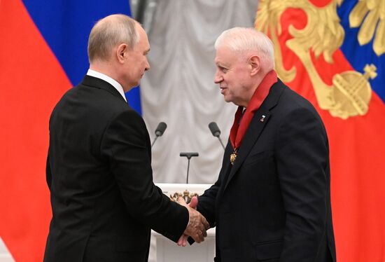 Президент РФ В. Путин принял участие в церемонии вручения государственных наград