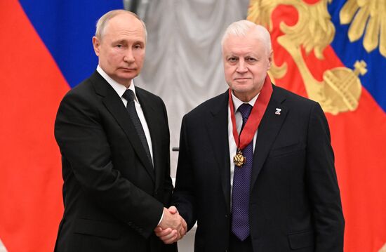 Президент РФ В. Путин принял участие в церемонии вручения государственных наград