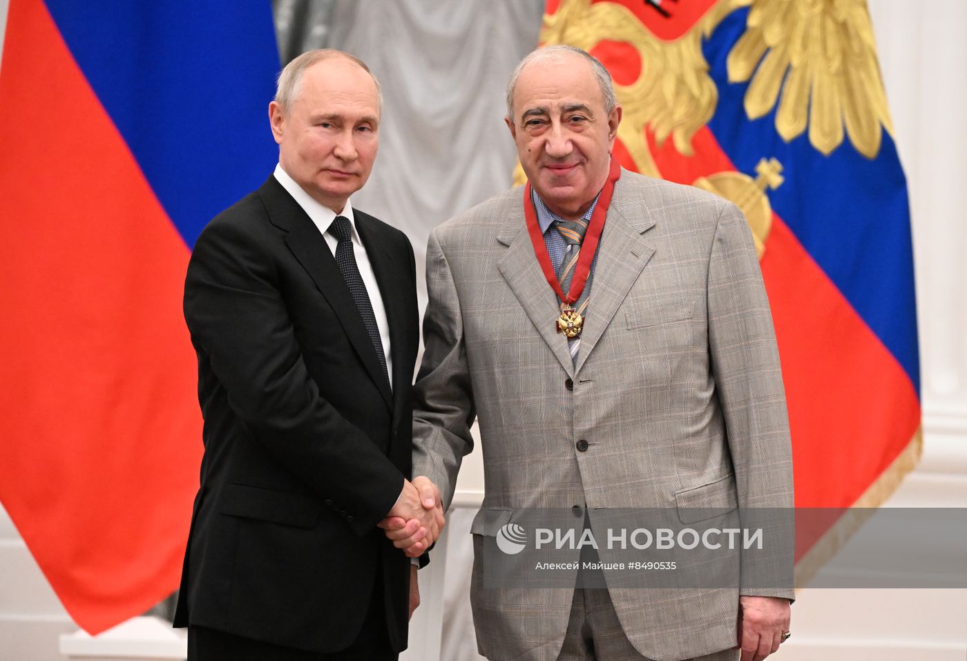 Президент РФ В. Путин принял участие в церемонии вручения государственных наград