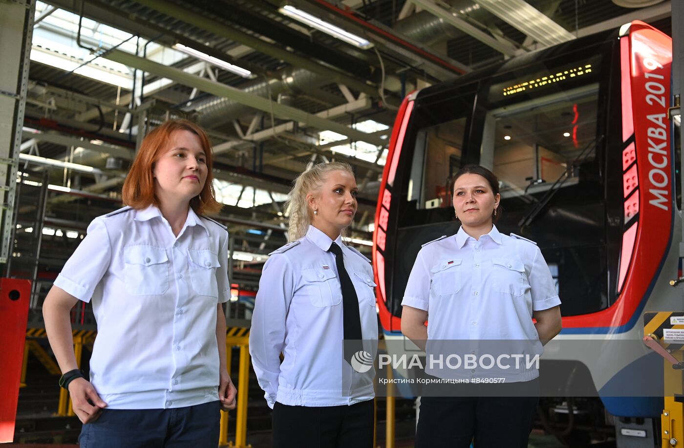 Старт работы женщин-машинистов на одной из линий Московского метрополитена