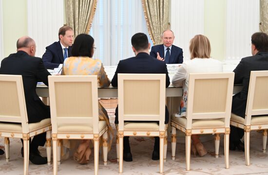 Рабочая встреча президента РФ В. Путина по вопросам развития промышленности