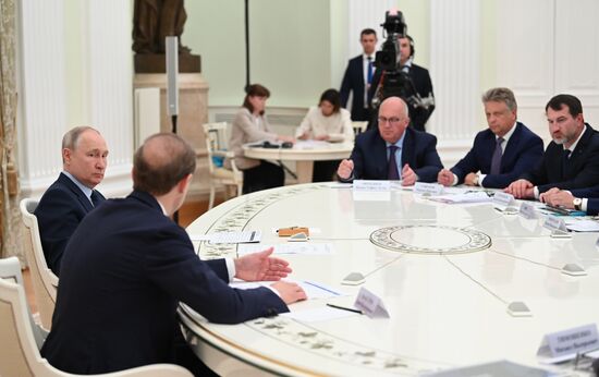 Рабочая встреча президента РФ В. Путина по вопросам развития промышленности