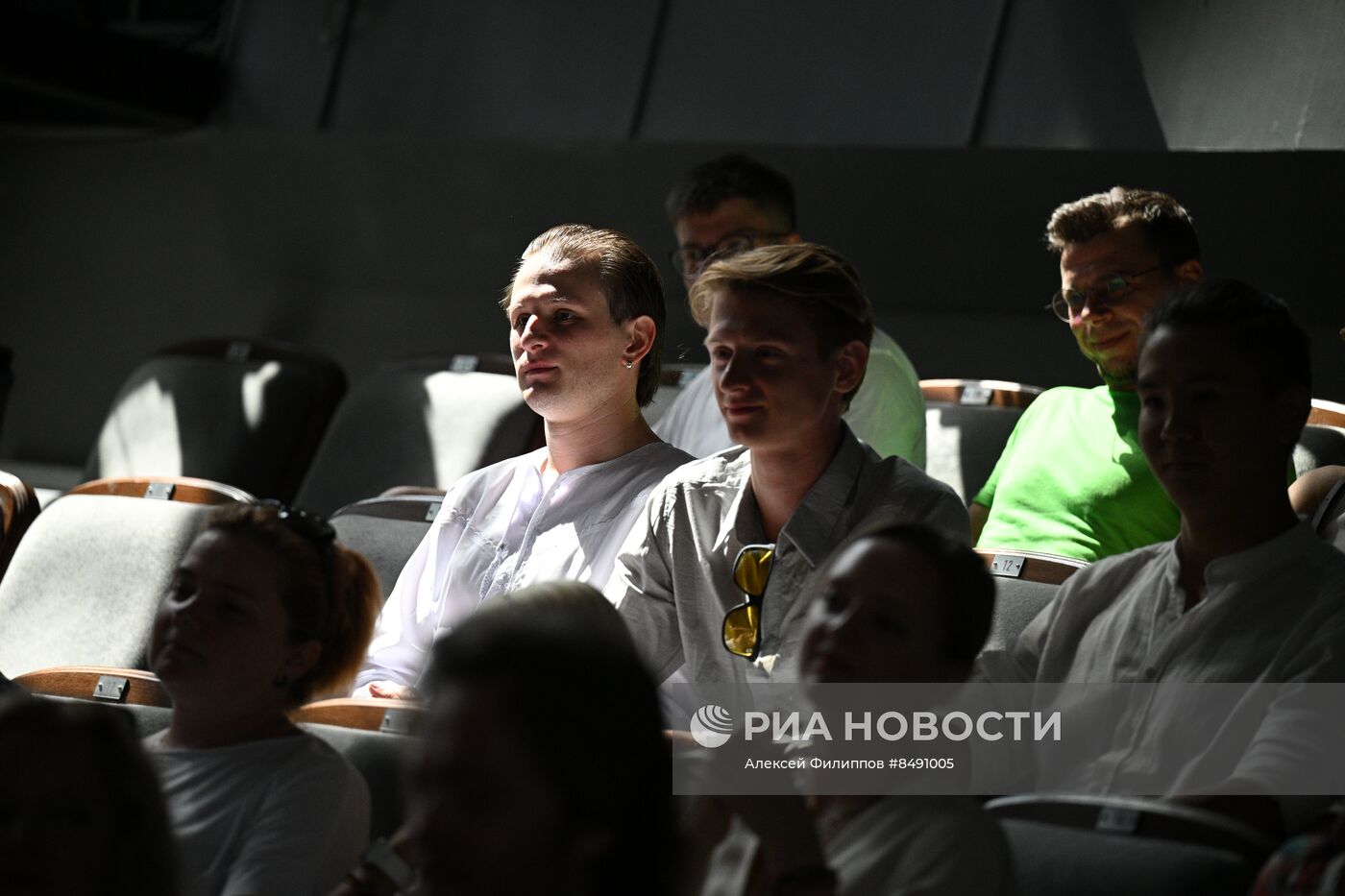 Сбор труппы театра Романа Виктюка